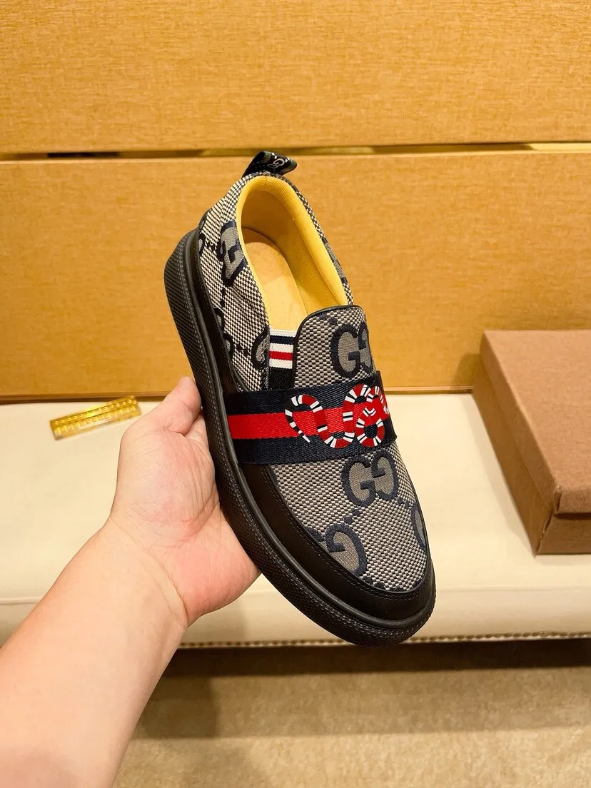 Factory price 400. [Gucci] Gucci's latest 🎁🎁 fashionable casual men's shoes 👟, hot style 💥 simple and elegant style, exclusive for trendy men. Unique official website latest brand 👑 original decoration, fashionable and generous, original cowhide leather ✅ breathable sheepskin lining, official website designated wear-resistant casual outsole, classic model taken in real life 🎬38-44. Can be customized45